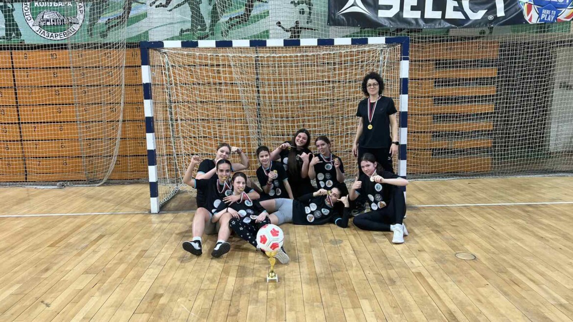 1. место у футсалу за женску екипу  наше школе – БРАВО ДЕВОЈКЕ!!!