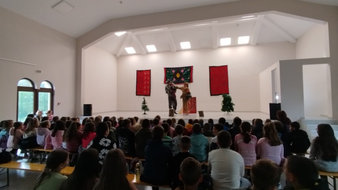Дечија недеља – представа за ученике нижих разреда „Мудро прасе“